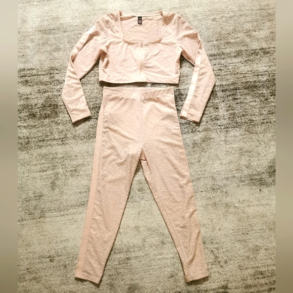 Victoria Secret Performance Lace Mesh Crop and Legging Set - Picture 1 of 9